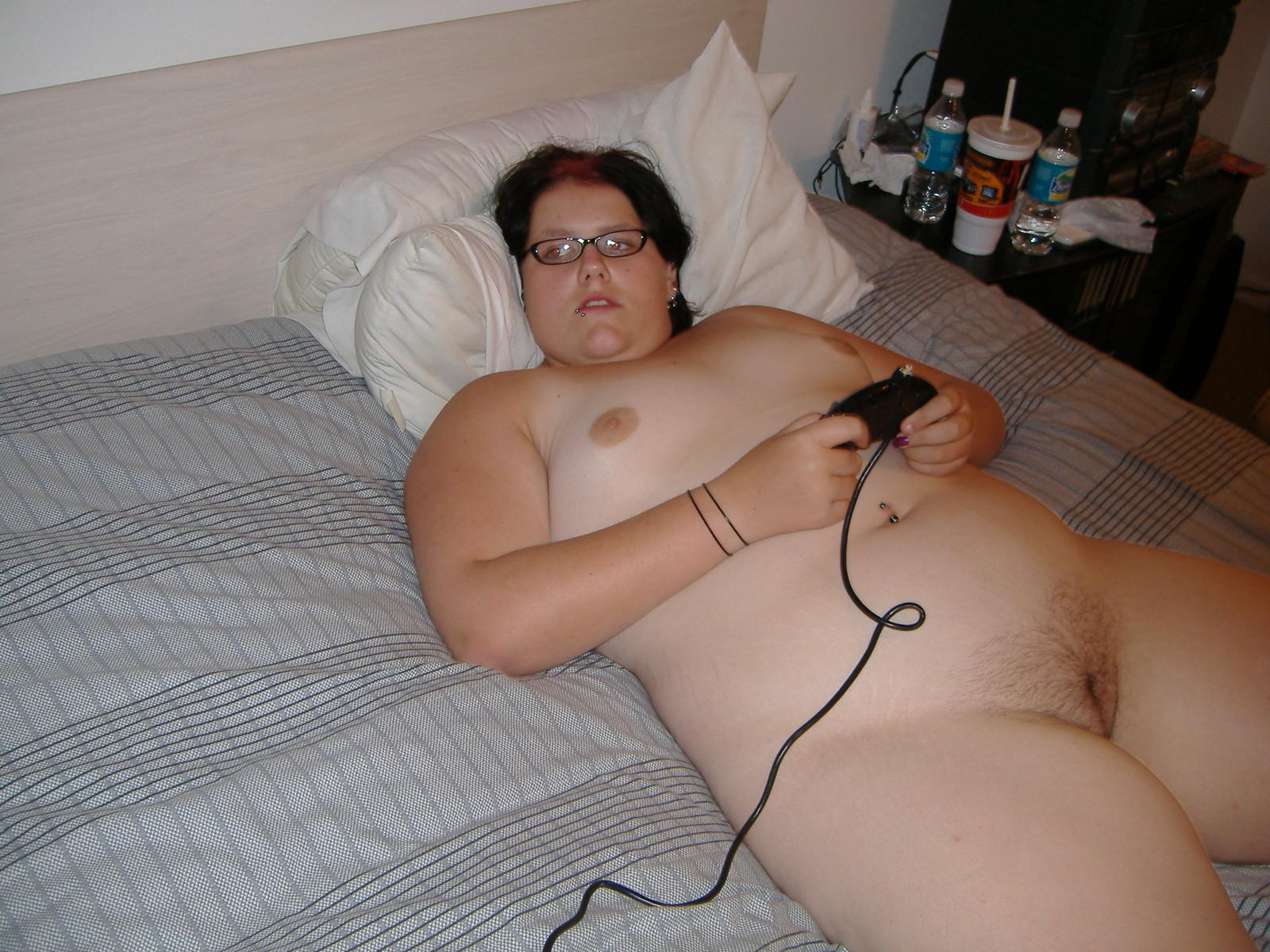 chubby nude gamer girl