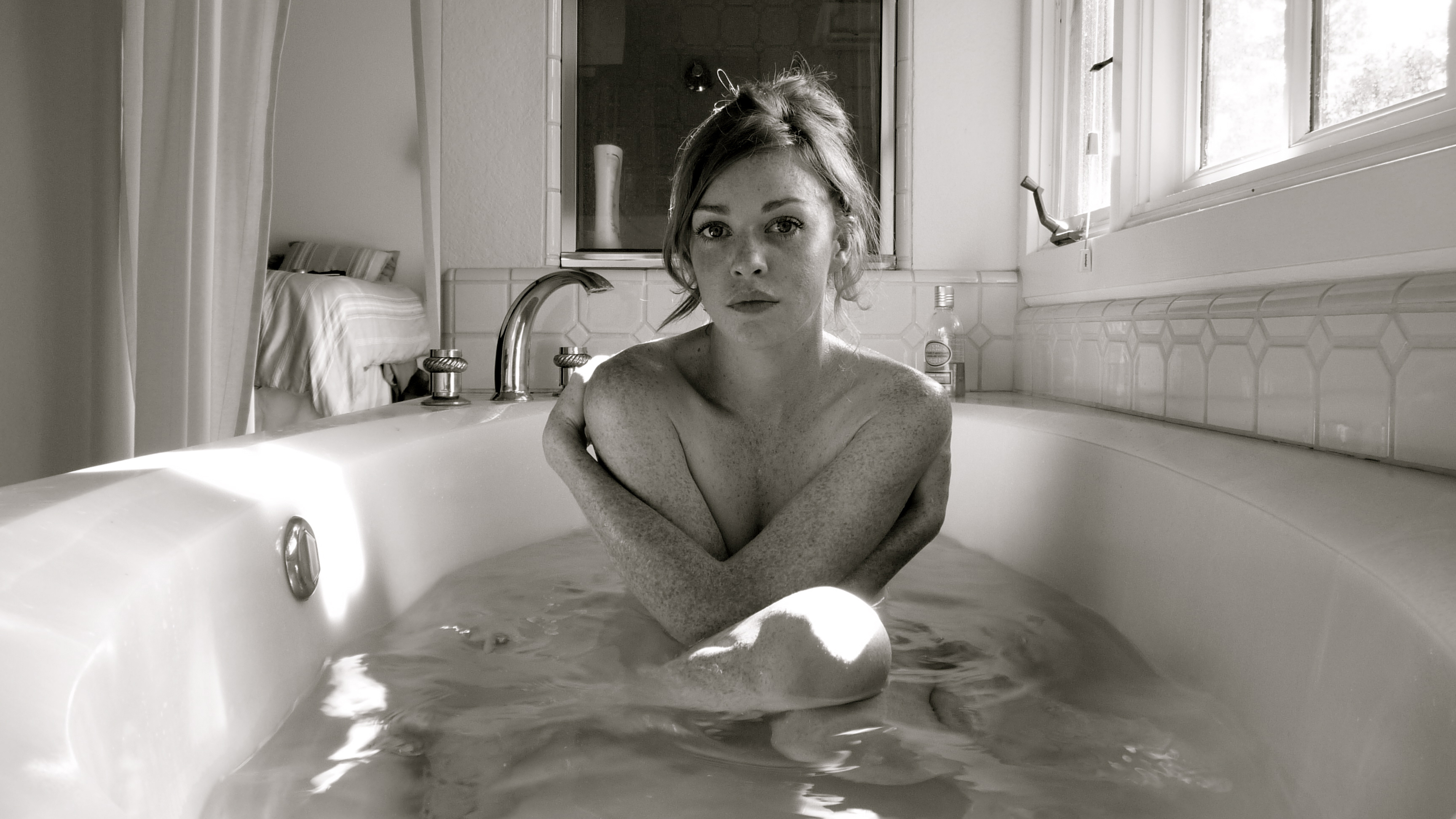 Девушка моется в ванной (55 фото)